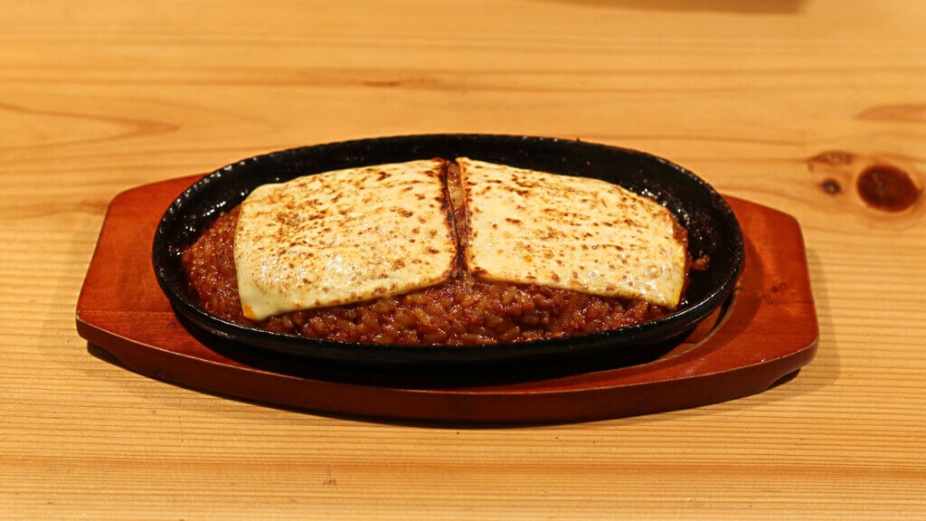 ご飯&チーズ（旨辛チーズリゾット）【鉄焼牛ホルモンを食べて残ったタレで作ります】
女性に人気のメニュー。ご飯のおこげとチーズの香り旨辛タレの相性が◎