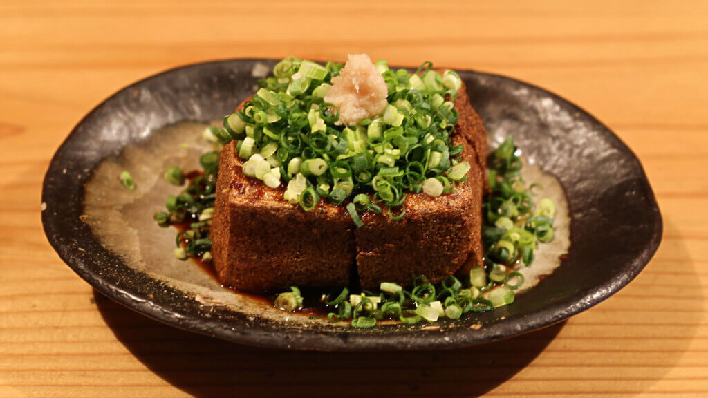 揚げたて！自家製厚揚
隠れ人気メニュー。火傷注意！生姜醤油とたっぷりのネギが食欲をそそります。